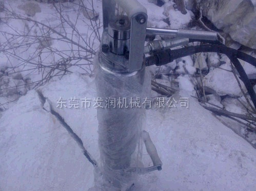 巖石開裂現(xiàn)場